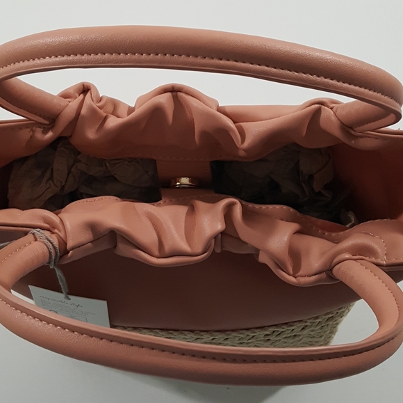 A New Day Small Handtote Magnetic Closure - Picture 6 of 7